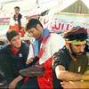 قهرمان کشتی جهان در حال واکس زدن کفش زائران حسینی