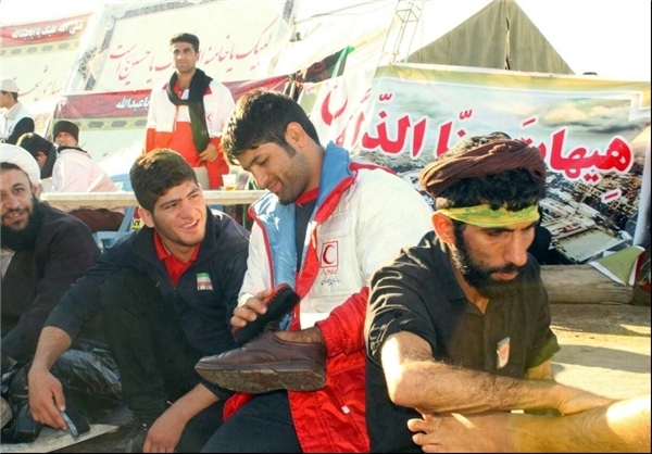 قهرمان کشتی جهان در حال واکس زدن کفش زائران حسینی