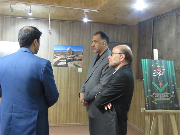 بازدید مدیر حج و زیارت خوزستان از نمایشگاه عکس آن سوی واقعه با موضوع اربعین حسینی (ع)97